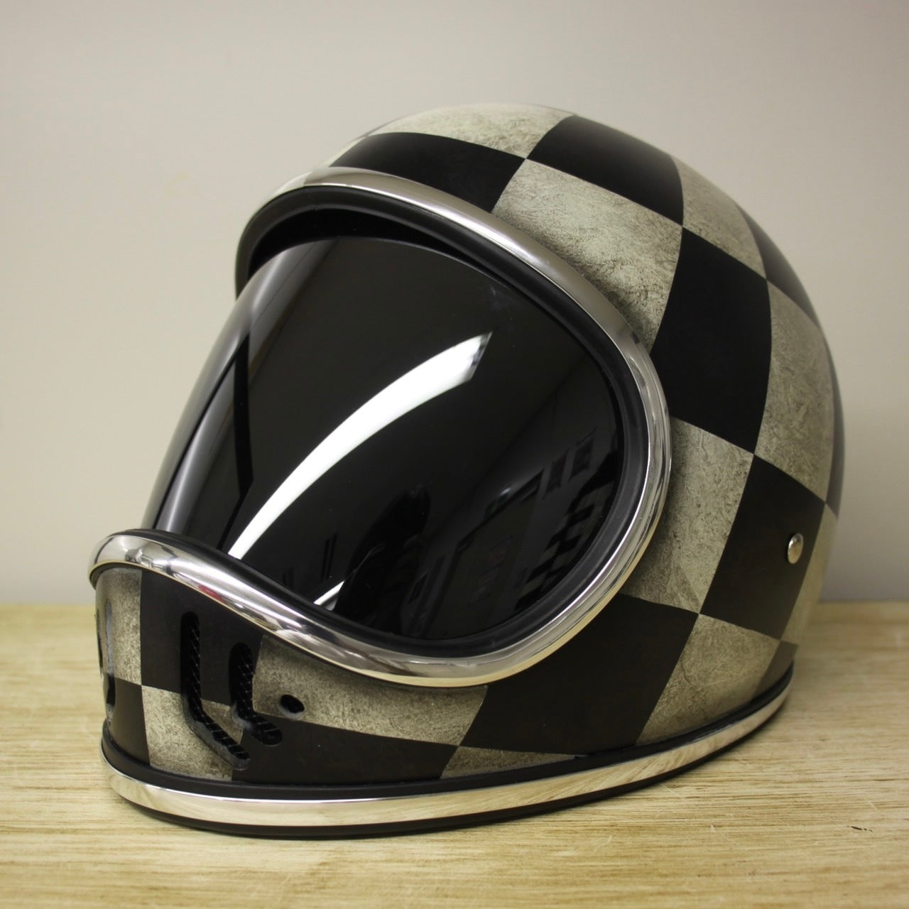 【3ヶ月以内発送】CHILLオリジナル ボンバーマンヘルメット custom paint checker