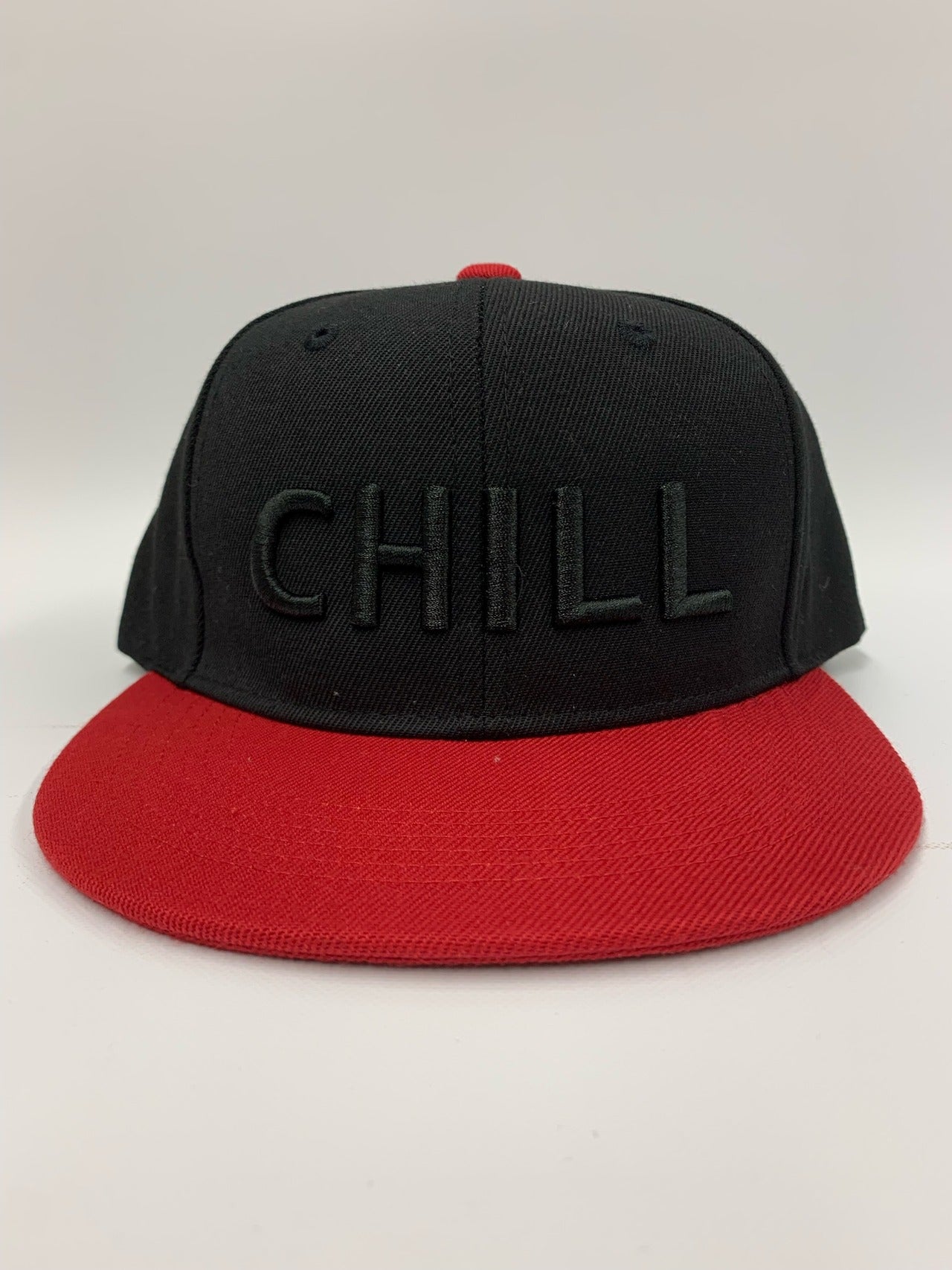 CHILLロゴ　フラットバイザー３D刺繍キャップ　ブラック×レッド