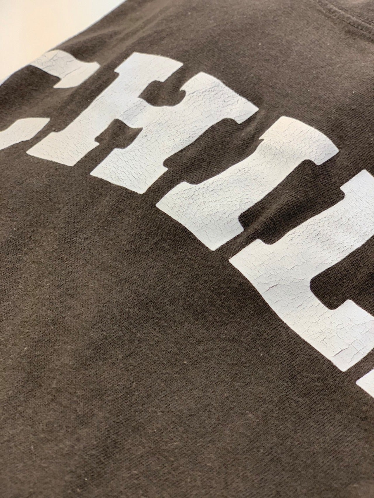 CHILL ヴィンテージ加工カレッジロゴ風Tシャツ ブラック